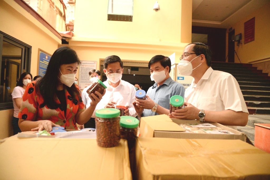 Hà Nội tiếp nhận nhiều nhu yếu phẩm ủng hộ phòng, chống dịch Covid-19