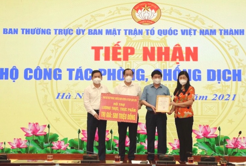 Chủ tịch Ủy ban MTTQ Việt Nam TP Hà Nội Nguyễn Lan Hương và Phó Chủ tịch UBND TP Hà Minh Hải tiếp nhận ủng hộ từ tỉnh Lạng Sơn