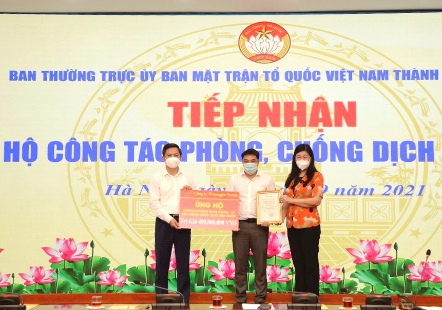 Lãnh đạo Ủy ban MTTQ Việt Nam TP và UBND TP Hà Nội tiếp nhận ủng hộ từ doanh nghiệp