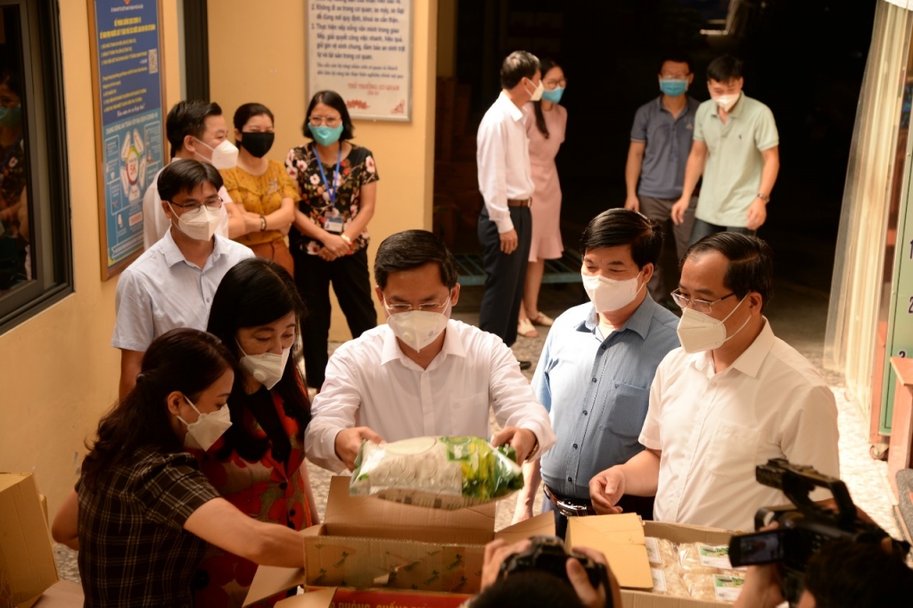 Hà Nội tiếp nhận nhiều nhu yếu phẩm ủng hộ phòng, chống dịch Covid-19