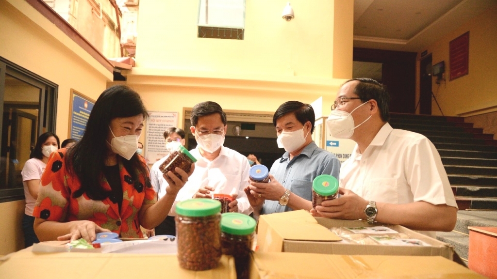 Hà Nội tiếp nhận nhiều nhu yếu phẩm ủng hộ phòng, chống dịch Covid-19