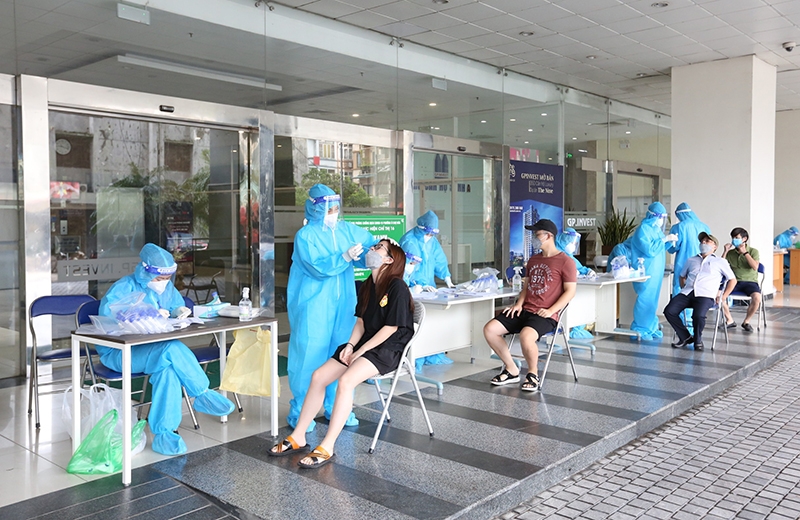 Các y, bác sỹ đoàn công tác tỉnh Phú Thọ hỗ trợ phường Ô Chợ Dừa lấy mẫu xét nghiệm cho người dân tại toà nhà 170 Đê La Thành
