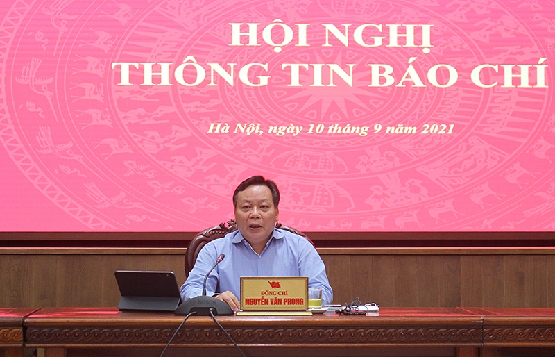 Phó Bí thư Thành ủy Nguyễn Văn Phong thông tin với báo chí