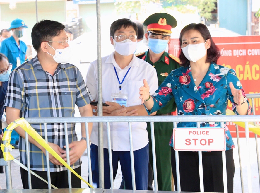 Phó Bí thư Thường trực Thành ủy Hà Nội Nguyễn Thị Tuyến kiểm tra công tác phòng, chống dịch Covid-19 tại khu cách ly y tế tổ dân phố số 2, xã Thanh Liệt