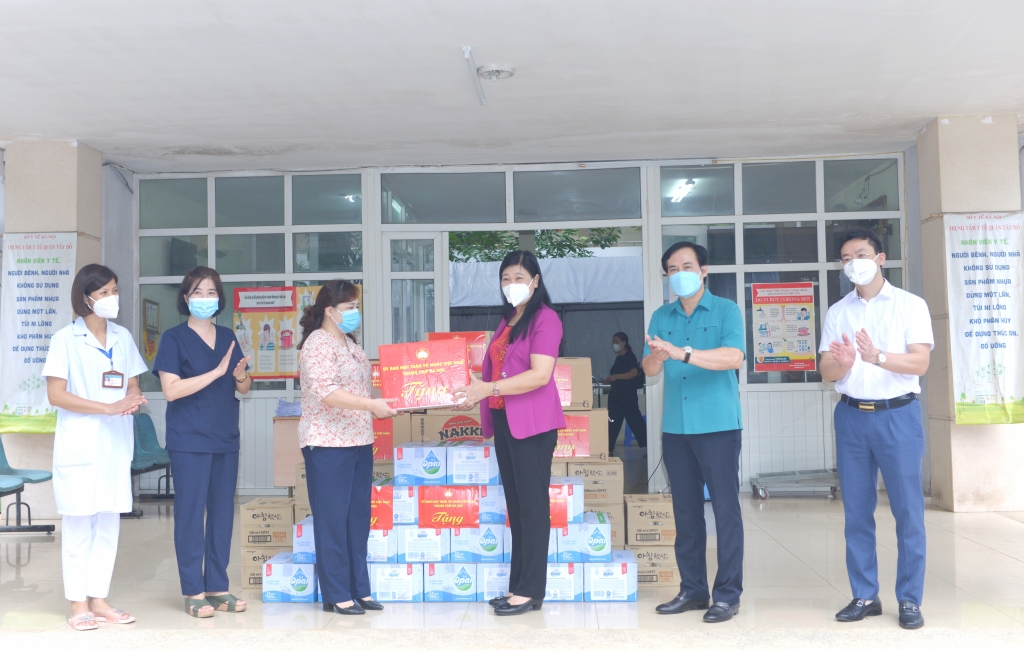 Chủ tịch Ủy ban MTTQ Việt Nam TP Nguyễn Lan Hương tặng quà động viên cán bộ, y bác sĩ Trung tâm Y tế quận Tây Hồ