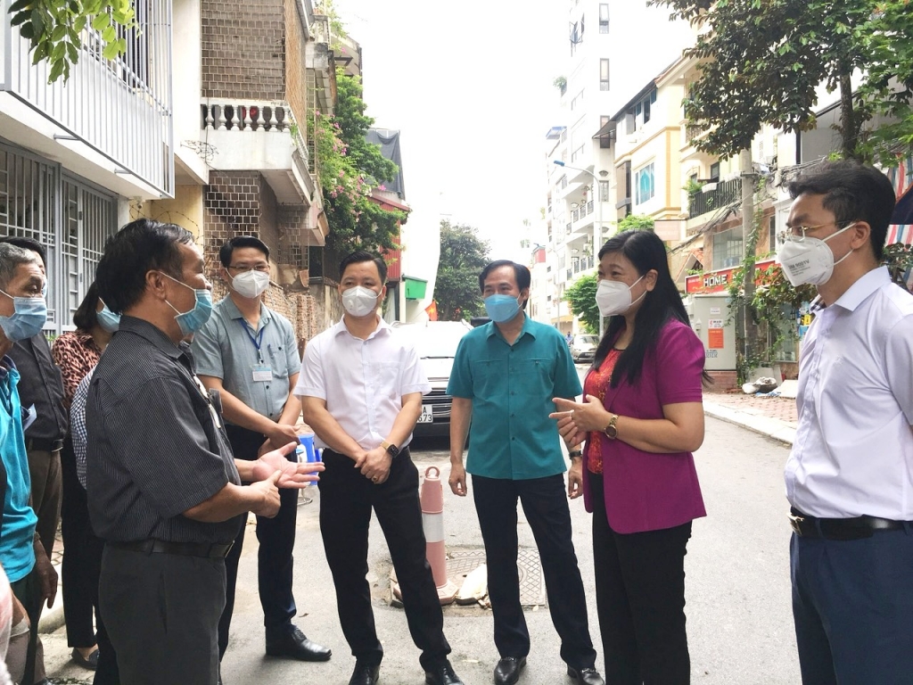 Chủ tịch Ủy ban MTTQ Việt Nam TP Hà Nội Nguyễn Lan Hương trao đổi với cán bộ phường Thụy Khuê, quận Tây Hồ