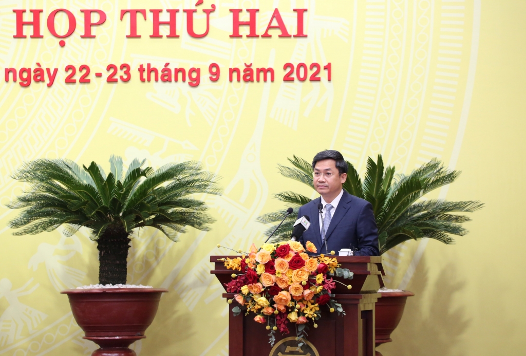 Phó Chủ tịch UBND TP Hà Minh Hải trình bày báo cáo tại kỳ họp