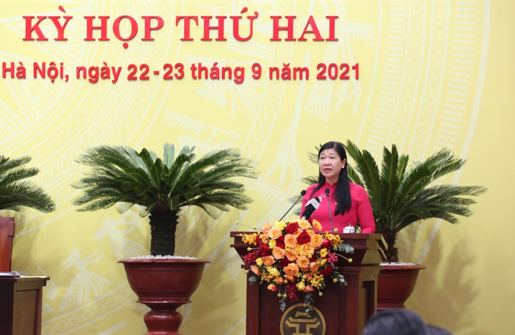 Chủ tịch Ủy ban MTTQ Việt Nam TP Hà Nội Nguyễn Lan Hương báo cáo tại kỳ họp