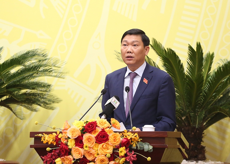 Giám đốc Sở KH&ĐT Đỗ Anh Tuấn trình bày Tờ trình Kế hoạch phát triển kinh tế - xã hội 5 năm 2021 - 2025 của TP Hà Nội