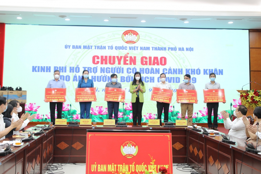 Chủ tịch Ủy ban MTTQ Việt Nam TP Nguyễn Lan Hương chuyển giao kinh phí cho các quận, huyện, thị xã