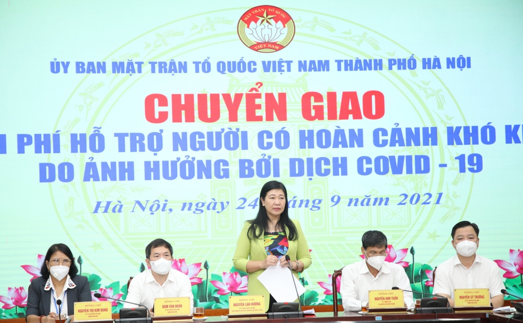 Chủ tịch Ủy ban MTTTQ Việt Nam TP Hà Nội Nguyễn Lan Hương phát biểu tại chương trình