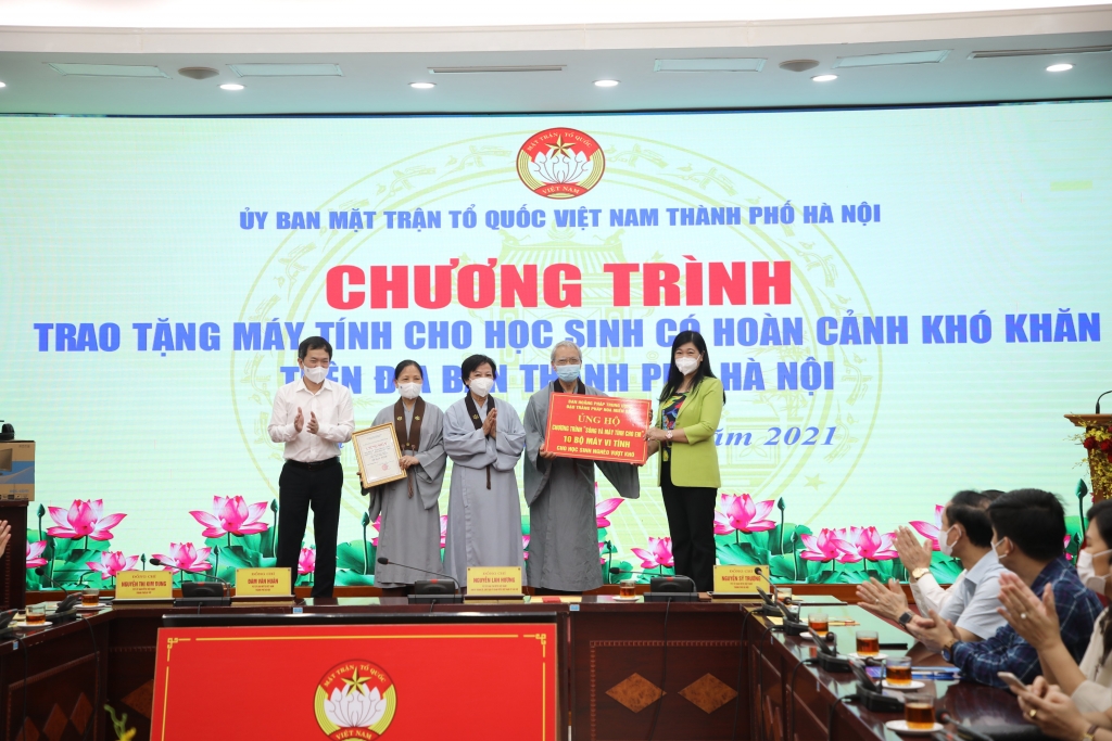 Chủ tịch Ủy ban MTTQ Việt Nam TP Hà Nội Nguyễn Lan Hương tiếp nhận ủng hộ từ các tổ chức, đơn vị