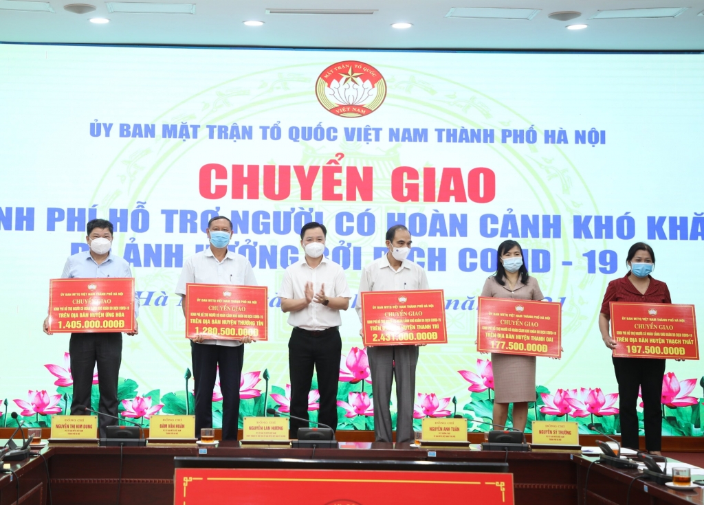 Phó Chủ tịch Ủy ban MTTQ TP Nguyễn Sỹ Trường trao kinh phí hỗ trợ cho các quận, huyện, thị xã