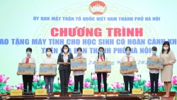 Hà Nội: Trao tặng 43 bộ máy tính cho học sinh có hoàn cảnh khó khăn