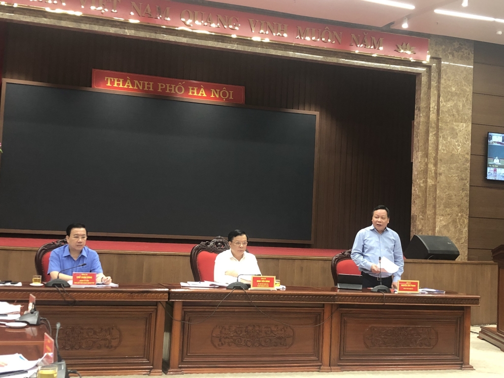 Phó Bí thư Thành ủy Nguyễn Văn Phong báo cáo tại điểm cầu Hà Nội
