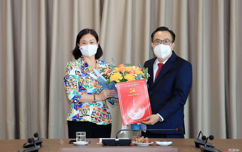 Phó Bí thư Thường trực Thành ủy Nguyễn Thị Tuyến trao quyết định và tặng hoa chúc mừng đồng chí Nguyễn Văn Hải