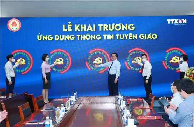 Đồng chí Nguyễn Trọng Nghĩa, Bí thư Trung ương Đảng, Trưởng ban Tuyên giáo Trung ương và các đại biểu tại lễ khai trương ứng dụng Thông tin Tuyên giáo. Ảnh: Phương Hoa/TTXVN