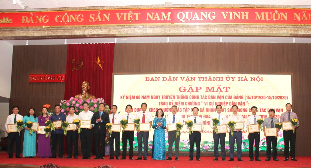 Trưởng ban Dân vận Trung ương Trương Thị Mai trao Kỷ niệm chương “Vì sự nghiệp dân vận” cho các cá nhân tiêu biểu