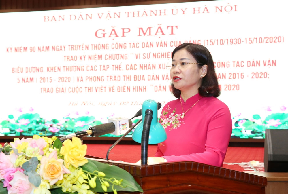 Trưởng Ban Dân vận Thành ủy Nguyễn Thị Tuyến trình bày diễn văn tại buổi lễ