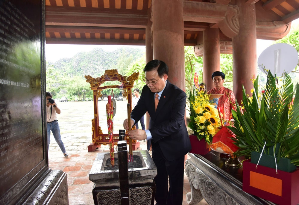 Bí thư Thành ủy Hà Nội Vương Đình Huệ  dâng hương tại Bia tưởng niệm Vua Lý Thái Tổ trong quần thể Khu di tích lịch sử văn hóa Cố đô Hoa Lư