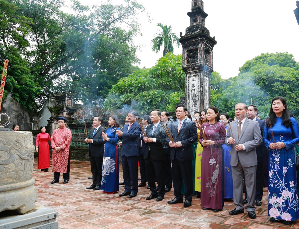 Đoàn đại biểu thành phố Hà Nội dâng hương tưởng nhớ Vua Đinh Tiên Hoàng tại đền thờ Đức vua Đinh Tiên Hoàng trong quần thể Khu di tích lịch sử văn hóa Cố đô Hoa Lư