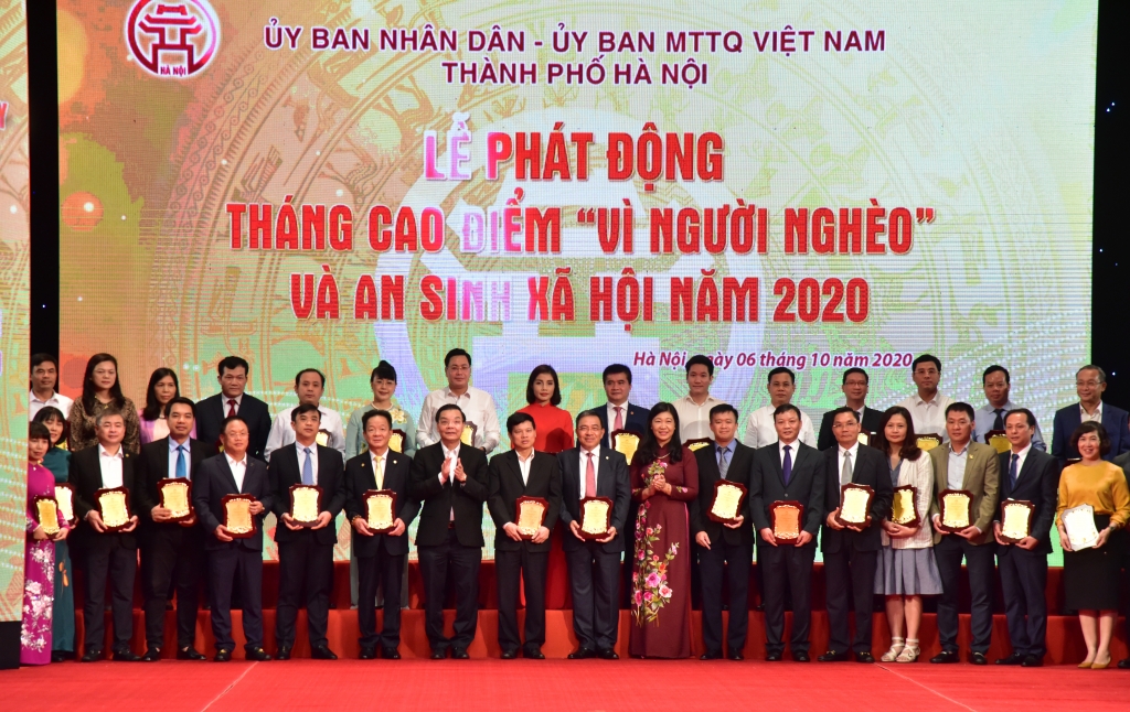 Chủ tịch UBND TP Chu Ngọc Anh và Chủ tịch Ủy ban MTTQ Việt Nam TP Hà Nội trao biểu trưng cho các doanh nghiệp, nhà hảo tâm