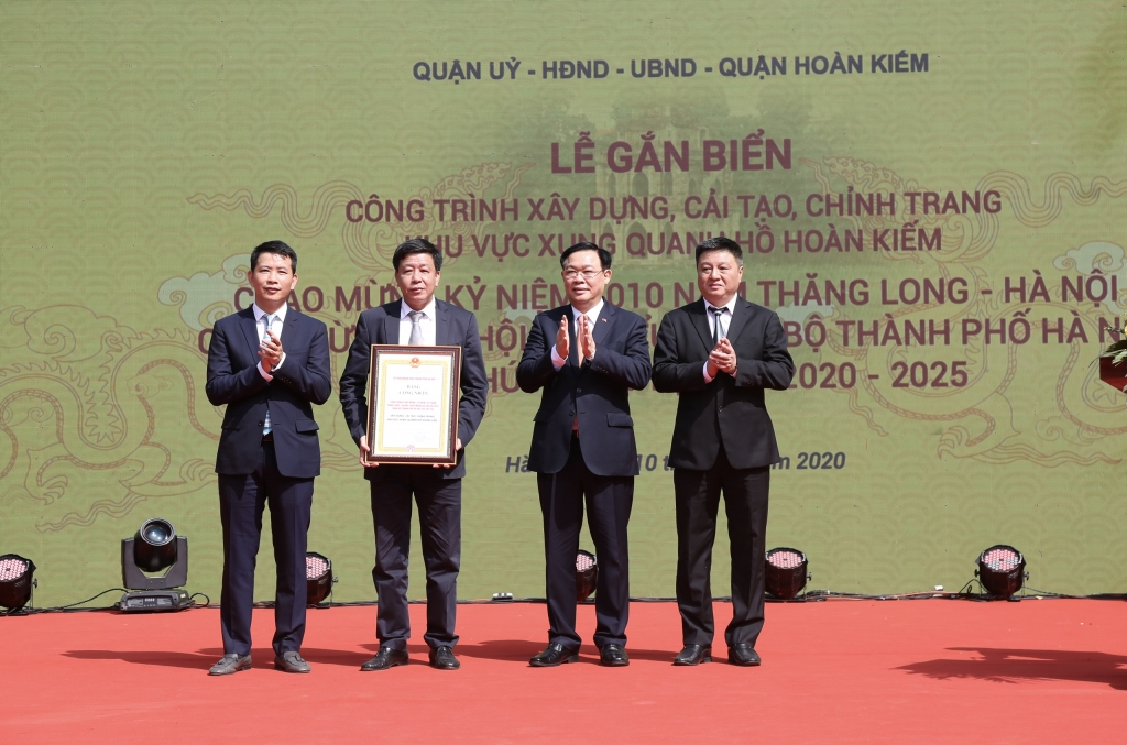 Bí thư Thành ủy Vương Đình Huệ trao bằng công nhận Công trình chào mừng 1010 năm Thăng Long- Hà Nội và Đại hội Đảng bộ TP Hà Nội lần thứ XVII