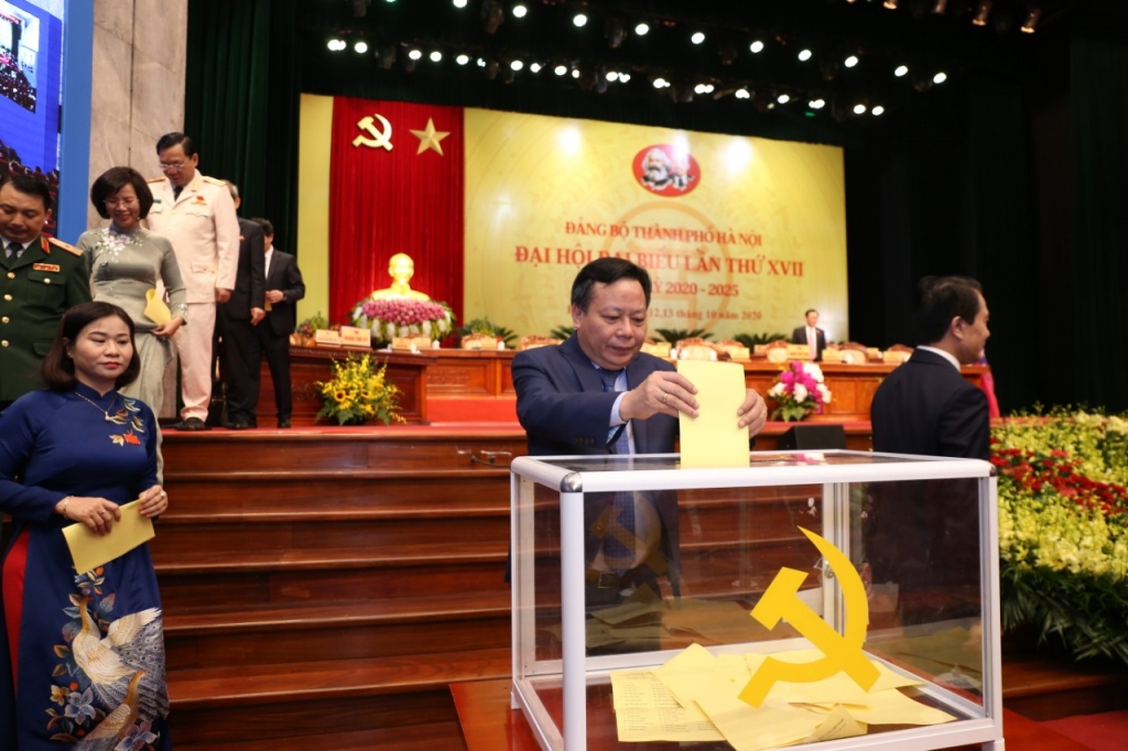 Các đại biểu bỏ phiếu bầu đại biểu đi dự Đại hội XIII của Đảng