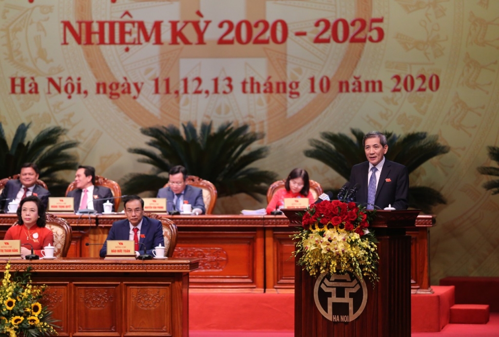 Đồng chí Hoàng Minh Dũng Tiến, Bí thư Quận ủy Ba Đình, Trưởng đoàn Thư ký trình bày dự thảo Nghị quyết Đại hội đại biểu lần thứ XVII Đảng bộ thành phố Hà Nội, nhiệm kỳ 2020-2025 
