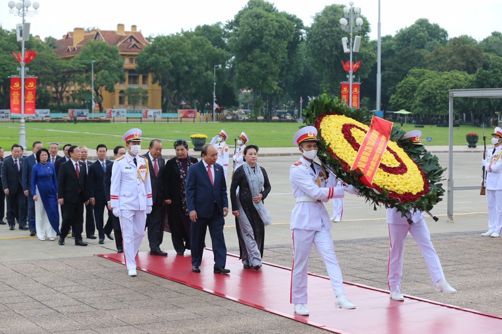 Lãnh đạo Đảng, Nhà nước và đại biểu Quốc hội vào lăng viếng Chủ tịch Hồ Chí Minh