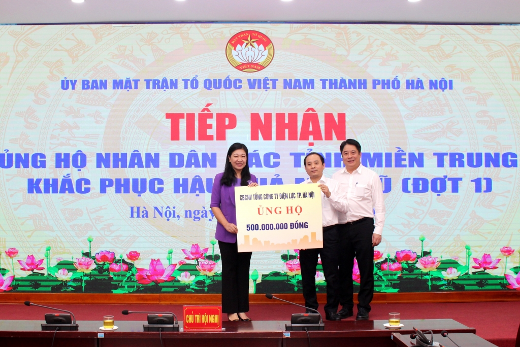 Chủ tịch Ủy ban MTTQ Việt Nam TP Hà Nội Nguyễn Lan Hương tiếp nhận ủng hộ các tỉnh miền Trung 