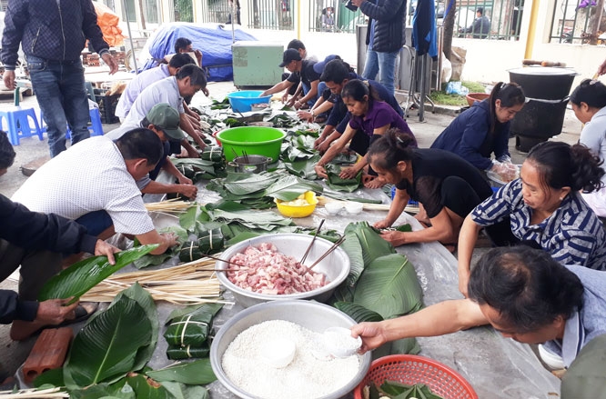 Người dân La Phù gói hơn 10.000 chiếc bánh chưng gửi đồng bào miền Trung