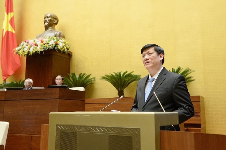 Quyền Bộ trưởng Y tế Nguyễn Thanh Long, thừa ủy quyền của Thủ tướng Chính phủ trình bày Tờ trình
