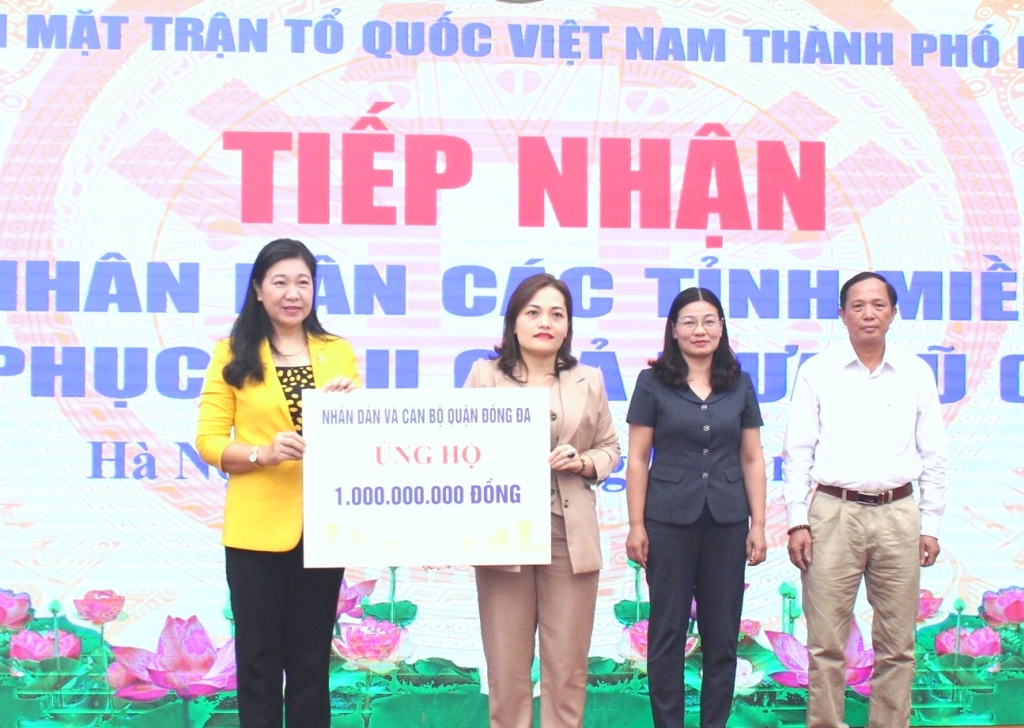 Chủ tịch Ủy ban MTTQ Việt Nam TP Hà Nội Nguyễn Lan Hương tiếp nhận ủng hộ từ các đơn vị