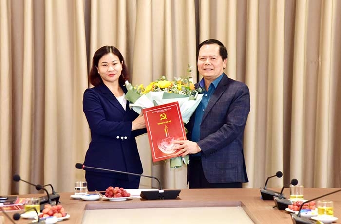 Phó Bí thư Thường trực Thành ủy Nguyễn Thị Tuyến trao quyết định nghỉ hưu cho nguyên Bí thư Quận ủy Tây Hồ Nguyễn Văn Thắng
