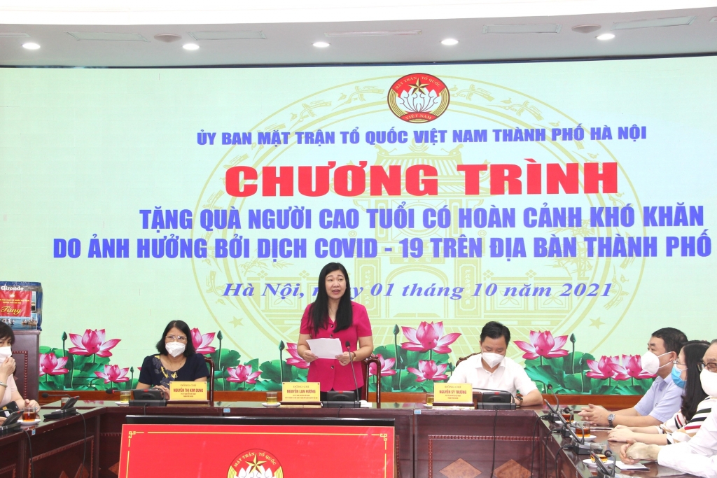 Chủ tịch Ủy ban MTTQ Việt Nam TP Hà Nội Nguyễn Lan Hương phát biểu tại chương trình