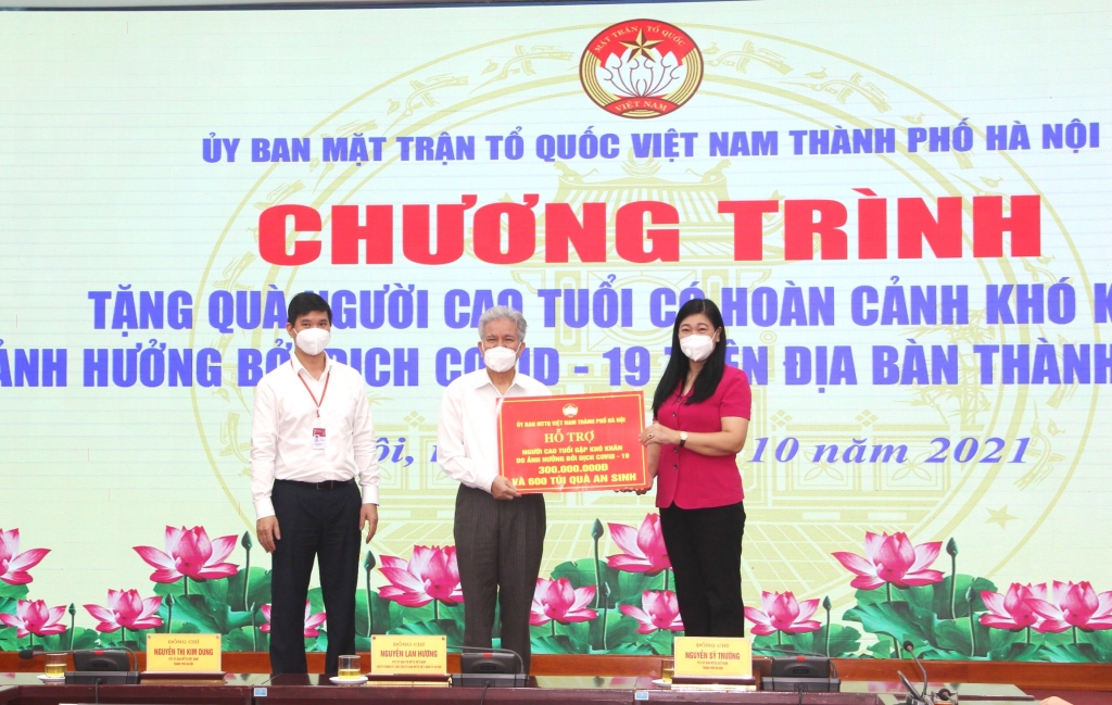 Ủy ban Mặt trận Tổ quốc Việt Nam TP Hà Nội trao hỗ trợ tới Ban đại diện Hội người cao tuổi TP 