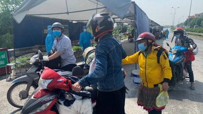 Tiếp sức cho người dân các tỉnh về quê an toàn