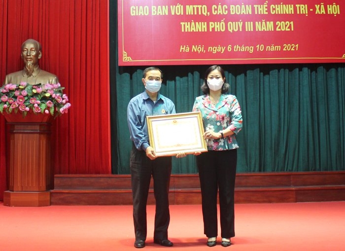 Phó Bí thư Thường trực Thành ủy Nguyễn Thị Tuyến trao Bằng khen của Thủ tướng Chính phủ cho Hội Cựu chiến binh TP