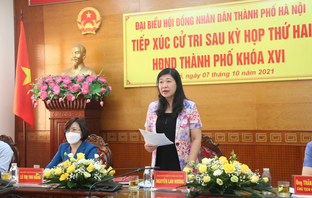 Chủ tịch Ủy ban MTTQ Việt Nam TP Nguyễn Lan Hương phát biểu tại buổi tiếp xúc cử tri