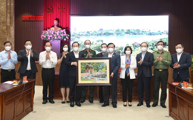 Lãnh đạo thành phố Hà Nội và thành phố Hồ Chí Minh trao quà lưu niệm tại buổi làm việc