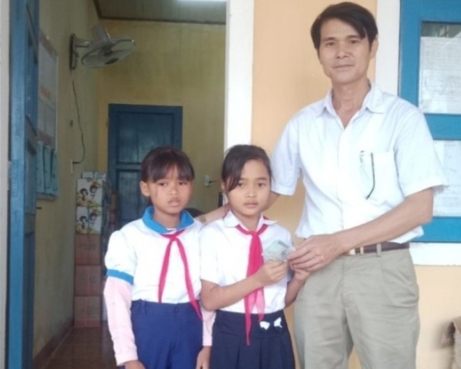 Em Hồ Thị Khuê và Hồ Thị Thanh Hoài - hai học sinh lớp 5 của trường Phổ thông Dân tộc bán trú Tiểu học Vĩnh Hà, huyện Vĩnh Linh (Quảng Trị)