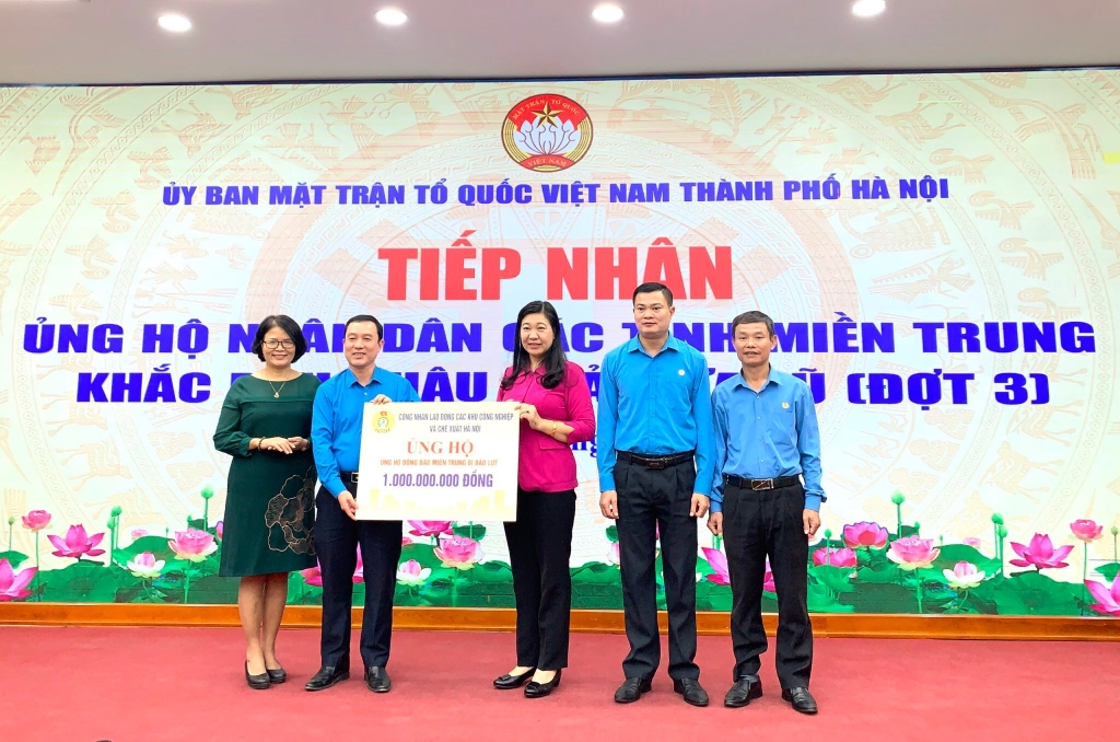 Chủ tịch Ủy ban MTTQ Việt Nam TP Hà Nội tiếp nhận ủng hộ của các tổ chức, cá nhân