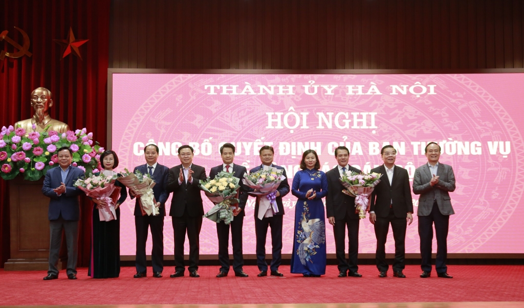 Thường trực Thành ủy Hà Nội tặng hoa chúc mừng các đồng chí được phân công nhiệm vụ mới
