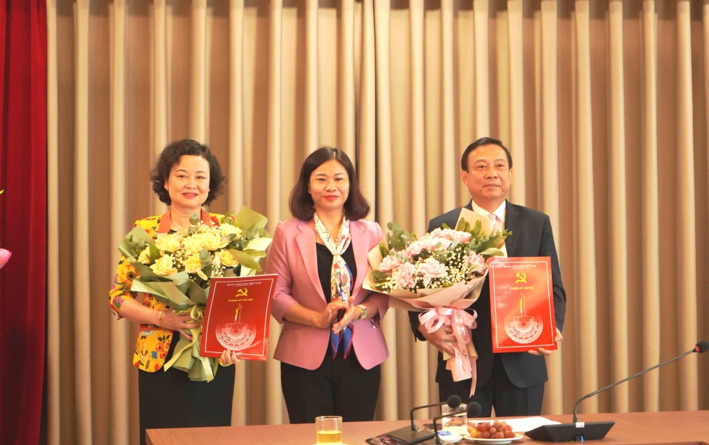 Phó Bí thư Thường trực Thành ủy Nguyễn Thị Tuyến trao quyết định và tặng hoa chúc mừng đồng chí Trịnh Huy Thành và đồng chí Đinh Thị Lan Duyên