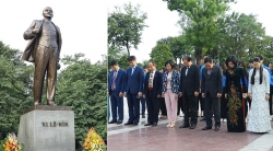 Lãnh đạo thành phố Hà Nội đặt hoa tưởng niệm tại Tượng đài V.I Lê-nin