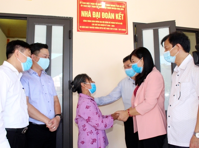 Chủ tịch Ủy ban MTTQ Việt Nam Thành phố Nguyễn Lan Hương bàn giao nhà Đại đoàn kết cho hộ nghèo tại huyện Ứng Hòa