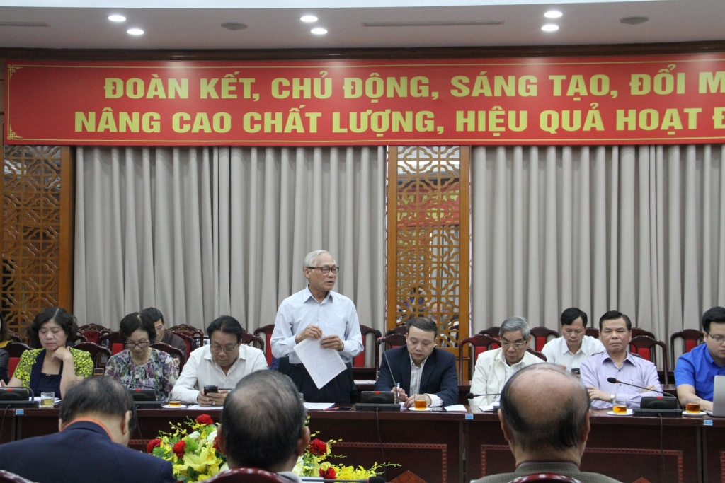 Nguyên Phó Chủ tịch Ủy ban MTTQ Việt Nam Thành phố Phạm Ngọc Thảo đóng góp ý kiến tại hội nghị