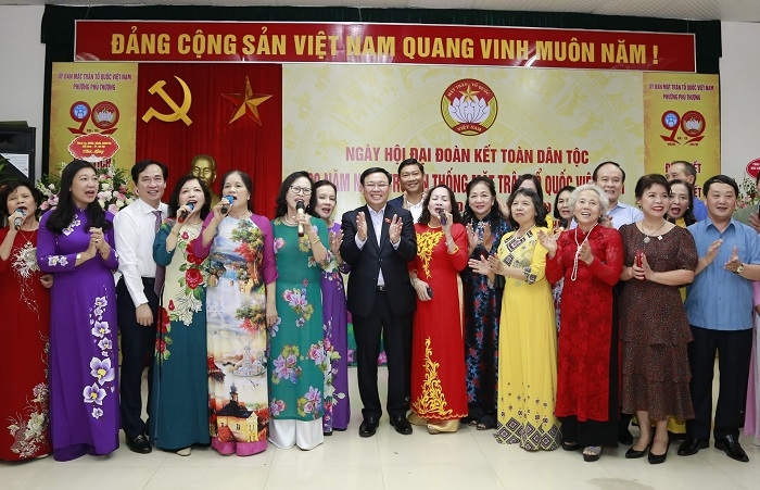 Bí thư Thành ủy Vương Đình Huệ chung vui cùng bà con Tổ dân phố 14 phường Phú Thượng tại Ngày hội Đại đoàn kết toàn dân tộc 