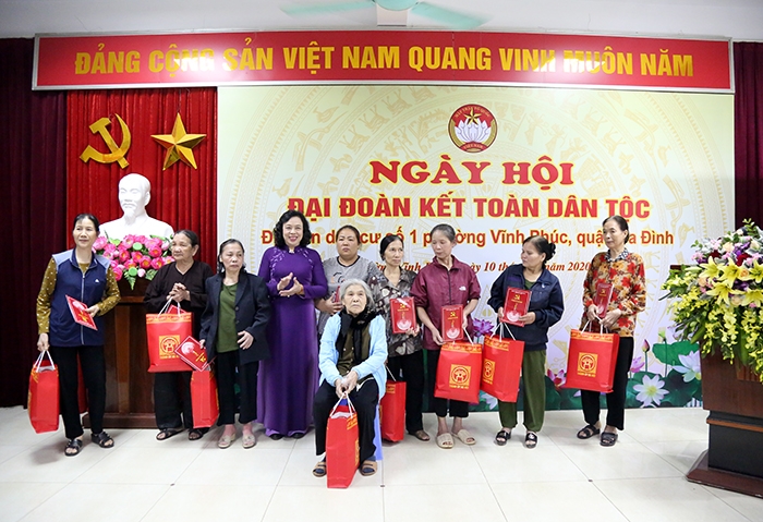 Đồng chí Ngô Thị Thanh Hằng trao quà các gia đình có hoàn cảnh khó khăn  